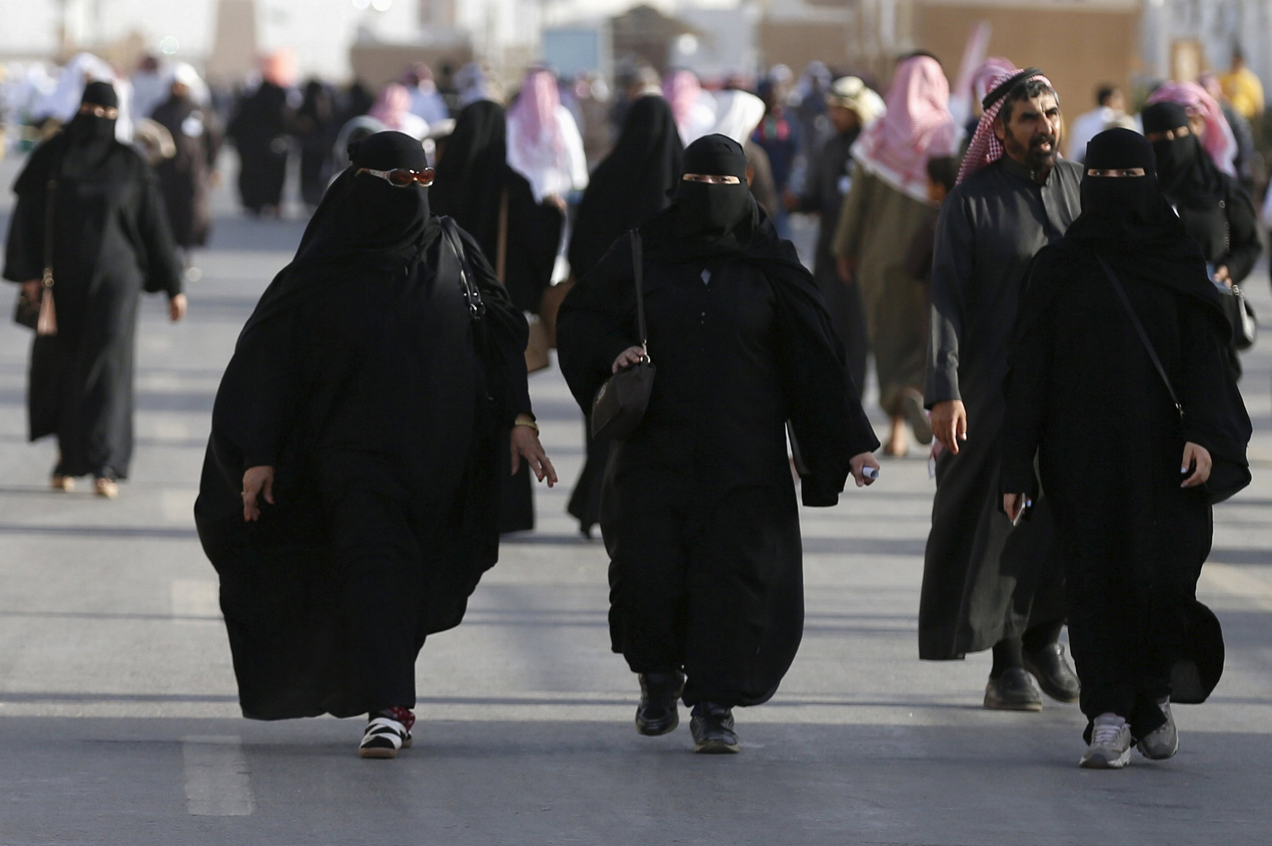 Женская абайя Саудовской Аравии