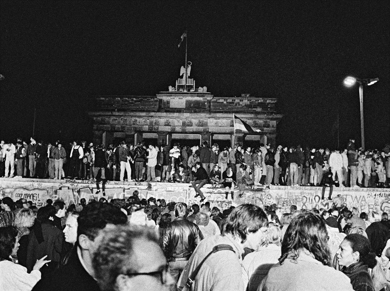 К 30-летию падения берлинской стены. 9 ноября 1989 года в немецком футболе