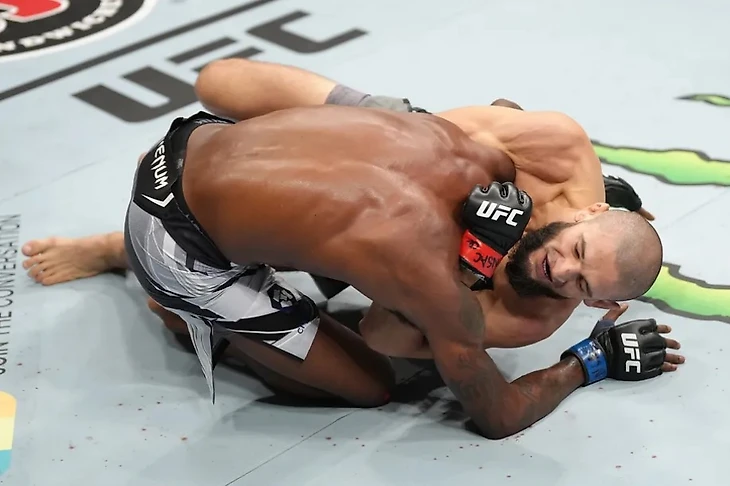 Хамзат Чимаев победил Кевина Холланда в первом раунде