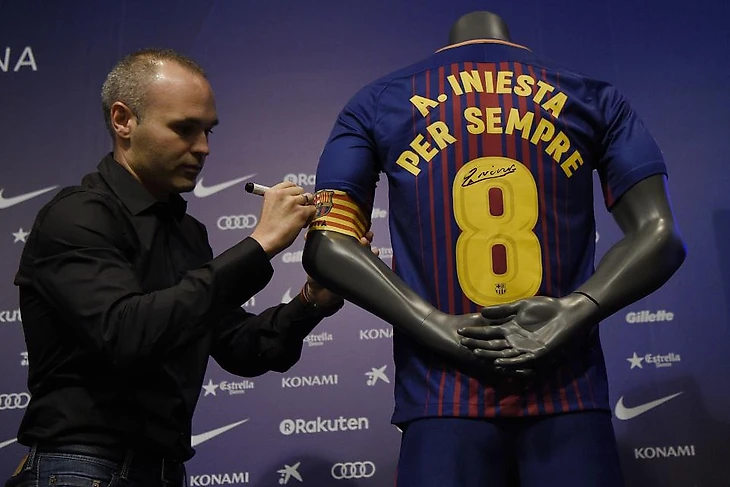 Картинки по запросу Andrés Iniesta signs lifetime contract with FC Barcelona