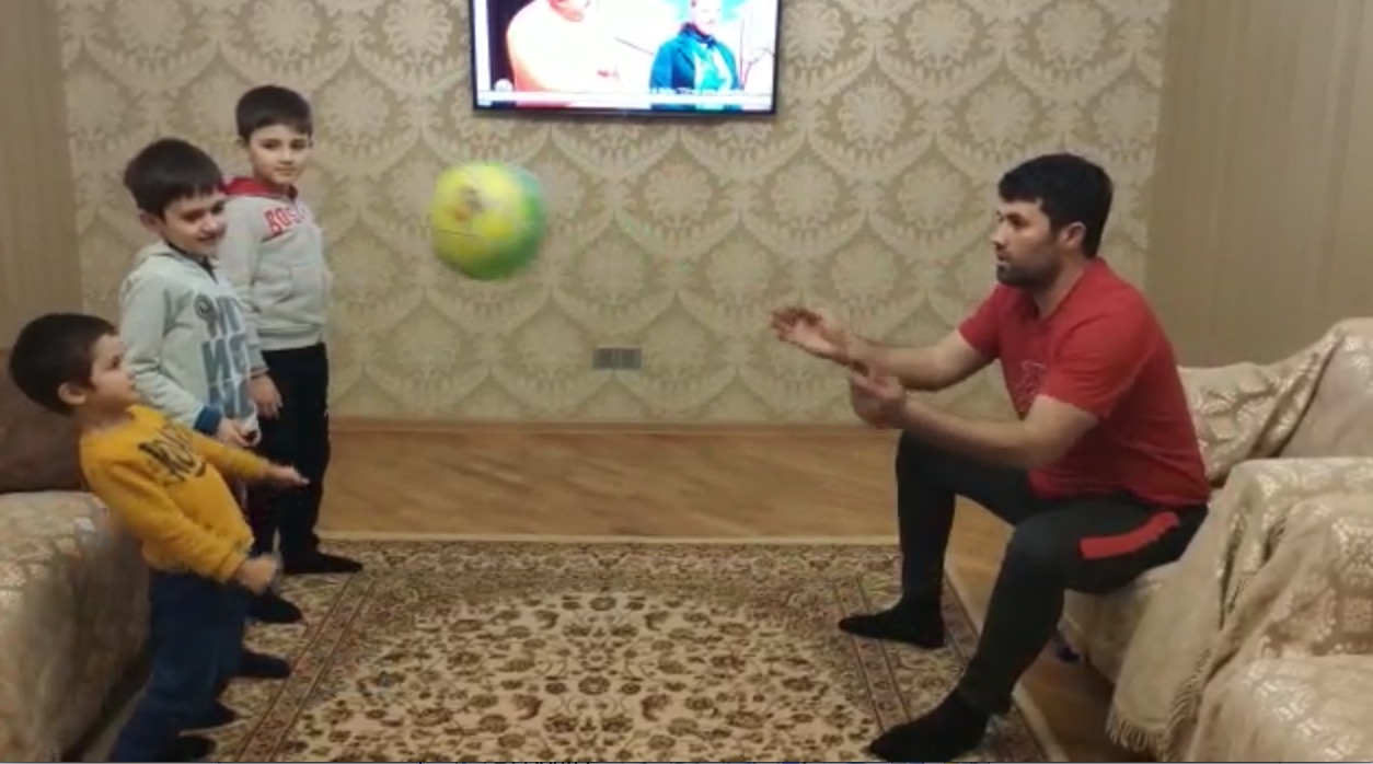 Милота дня: Тренер азербайджанской Габалы показал, как играет в футбол дома с тремя сыновьями