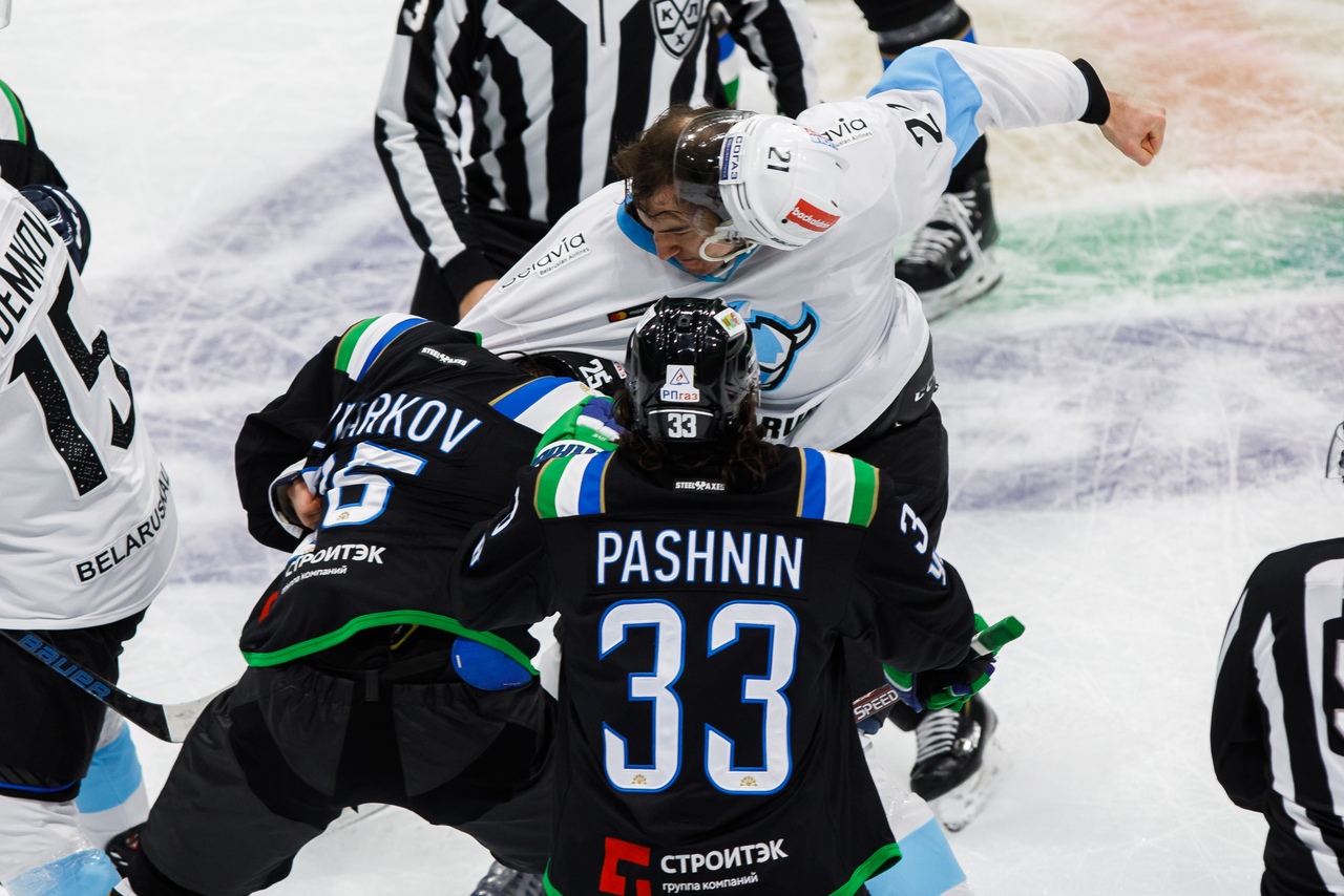 Защитник минского &#171;Динамо&#187; набросился на игрока &#171;Салавата&#187;: нанес серию ударов и удалился до конца матча