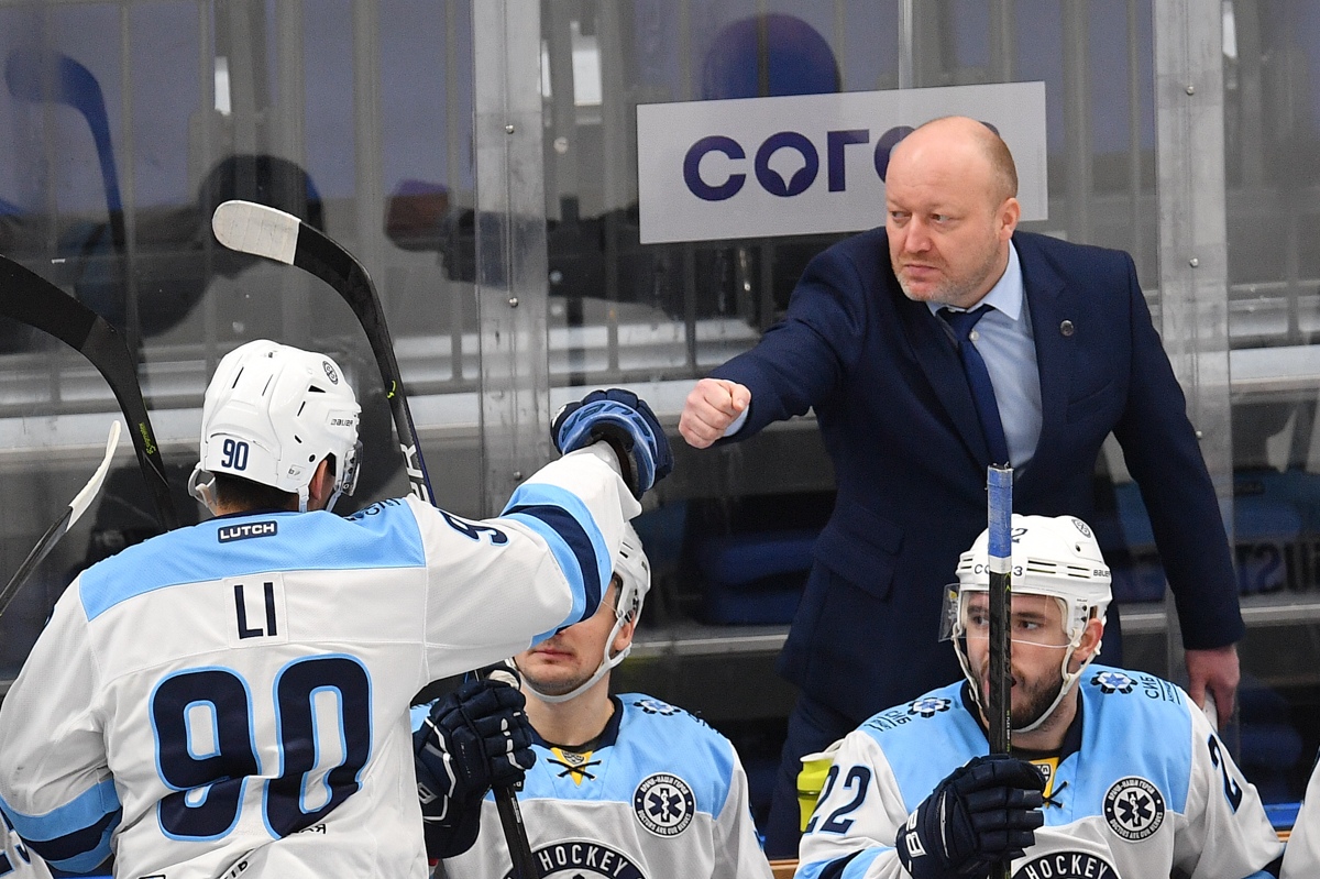 «Сибирь» вынесла ЦСКА в Москве – впервые за 10 лет (тогда еще играл Тарасенко). Армейцы падали, удалялись и много ошибались