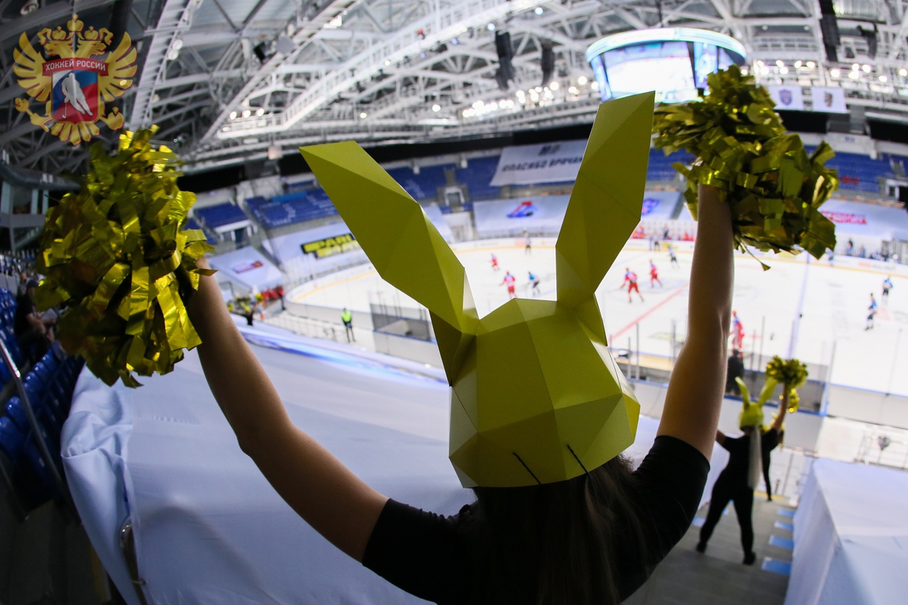 Коронавирус превратил главный хоккейный турнир лета в цирк: на ходу меняются расписание и участники, на табло 0:10, дебют Ларионова испорчен