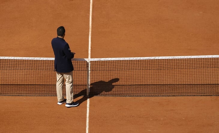 Линейной, в которую попал Джокович, на корте могло и не быть. Теннис уже играет без таких судей: вместо них – система-робот
