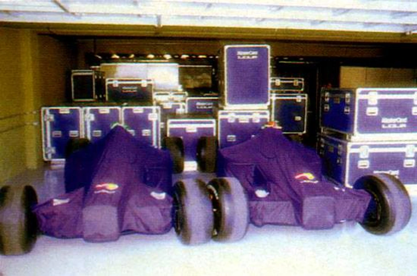 Боксы команды Lola на ГП Бразилии 1997 года