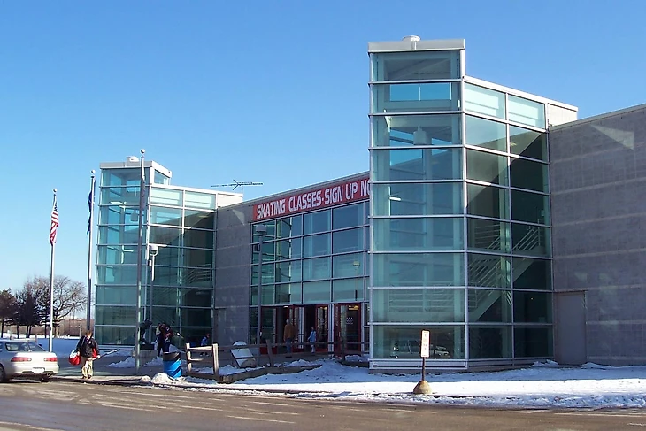 Собственно, арена National Ice Center вместимостью 10000 человек, на ней кроме хоккея проходят соревнования по фигурному катанию и шорт-треку