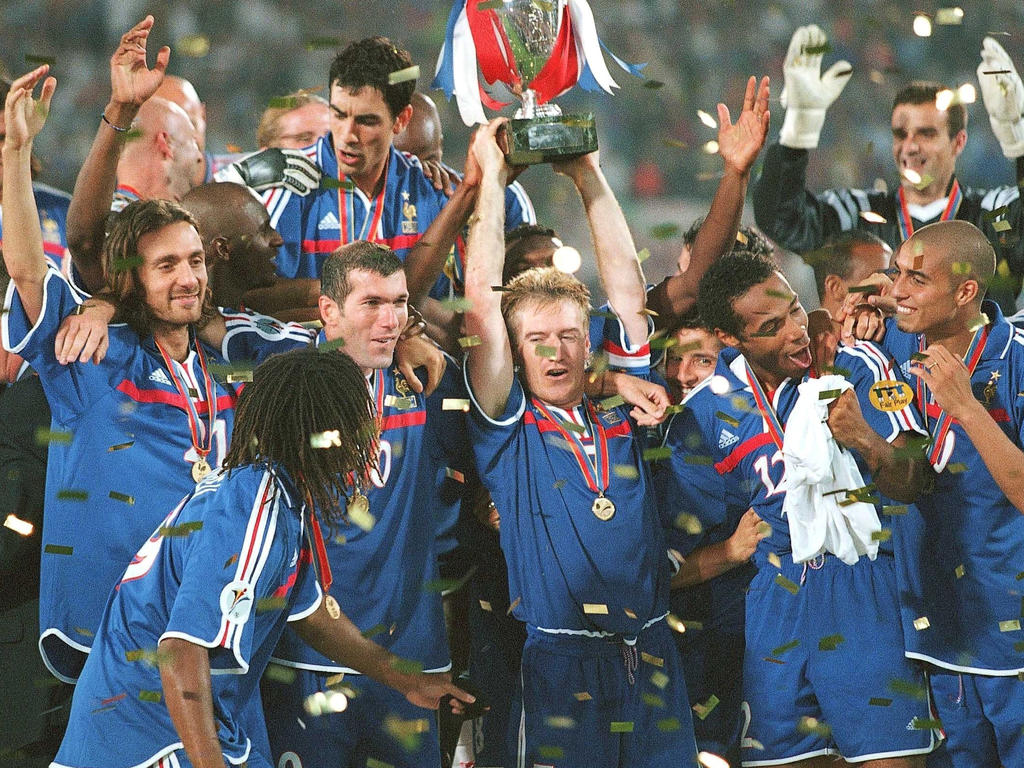 Франция чемпион по футболу какие годы. Франция чемпион Европы 2000. Че 2000 финал. Сборная Франции евро 2000. Сборная Франции 2000г.