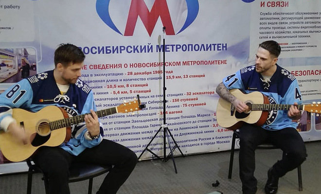 Легионеры &#171;Сибири&#187; сыграли на гитарах &#171;Сансару&#187; и &#171;Батарейку&#187; прямо в метро