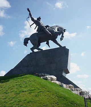 Копы и конная статуя