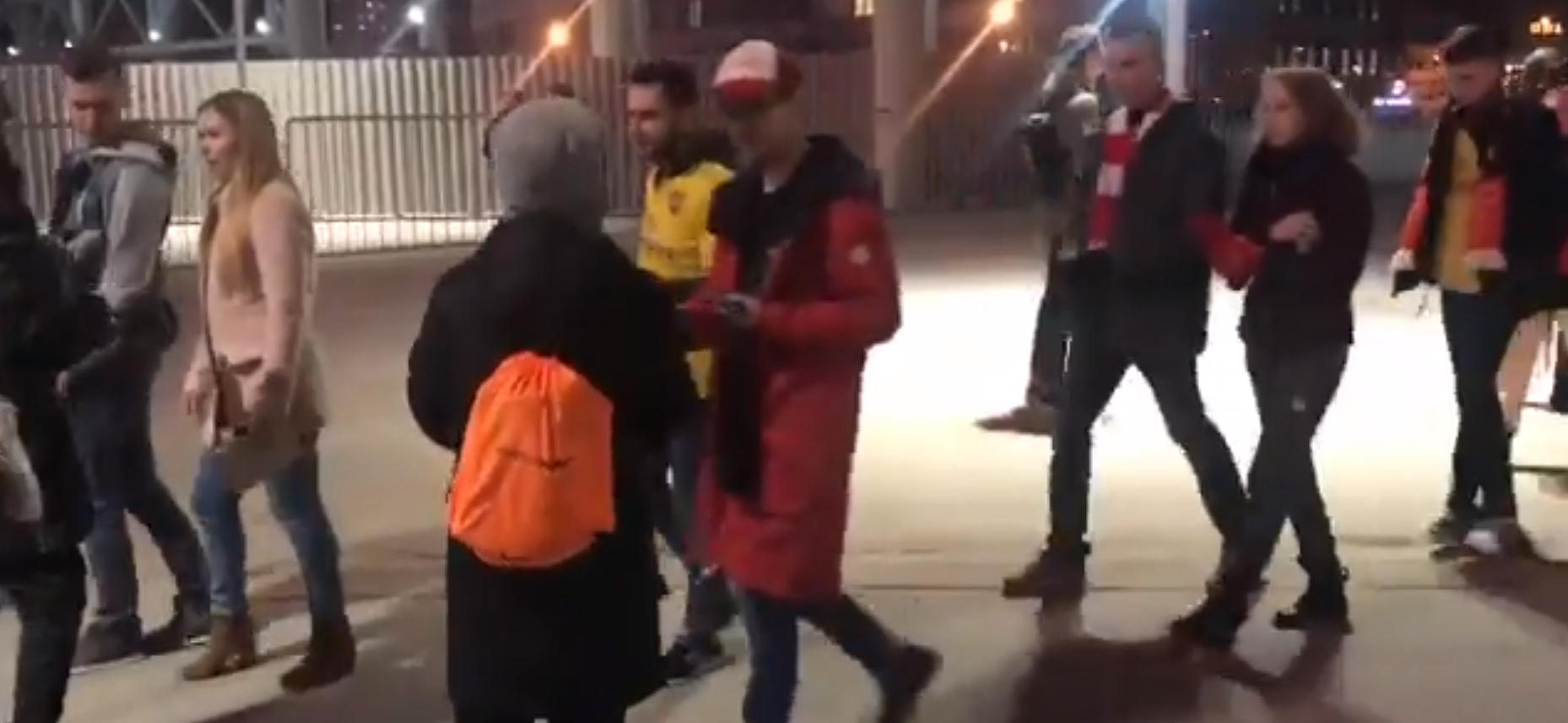 Фанам «Арсенала» раздают шапки-ушанки перед стадионом