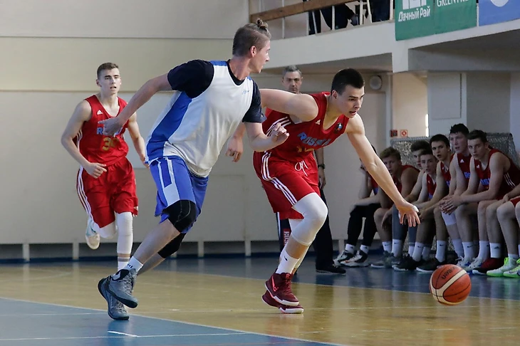 Дмитрий Головин &quout;тестирует&quout; игроков сборной U18