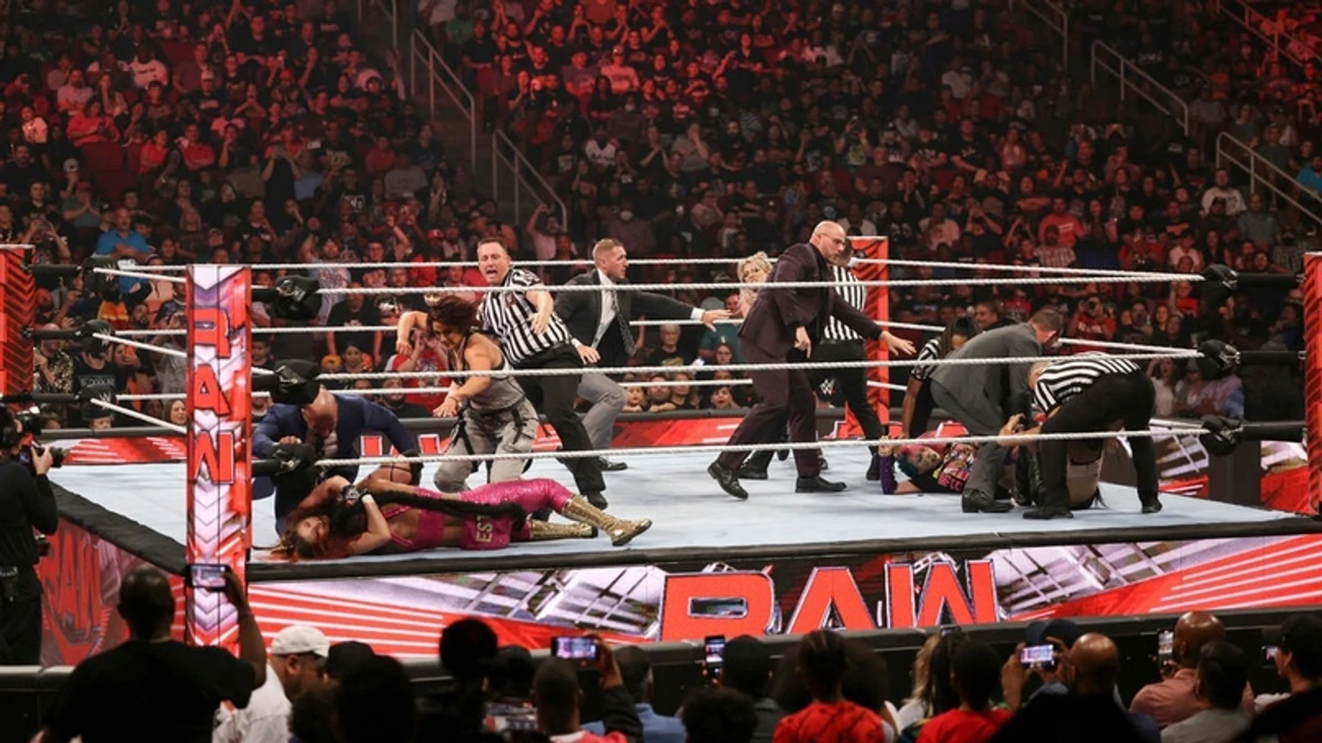 Обзор WWE Monday Night RAW 01.08.2022, изображение №10