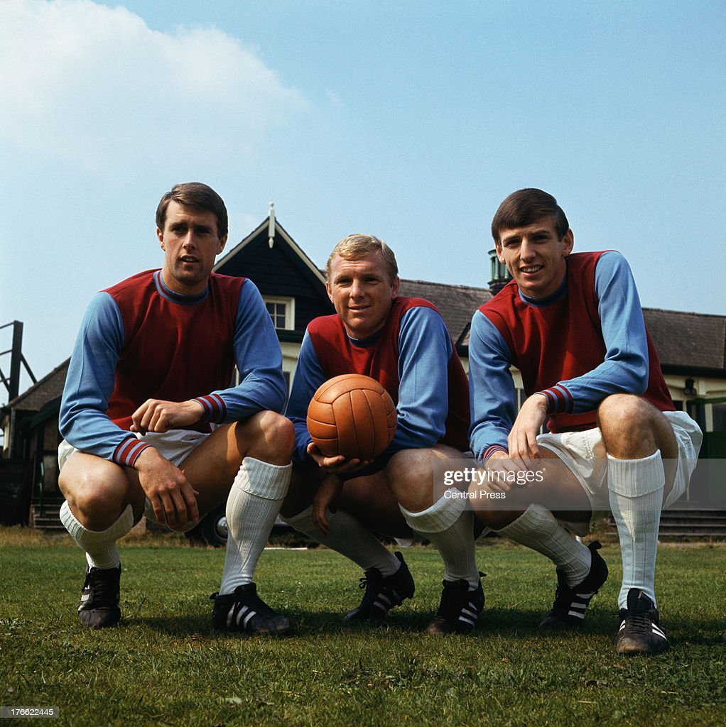 Джефф Херст, Бобби Мур (1941-1993), Мартин Питерс, 1966 год. Все три участники сборной Англии, которая выиграла на Чемпионате мира в 1966г.