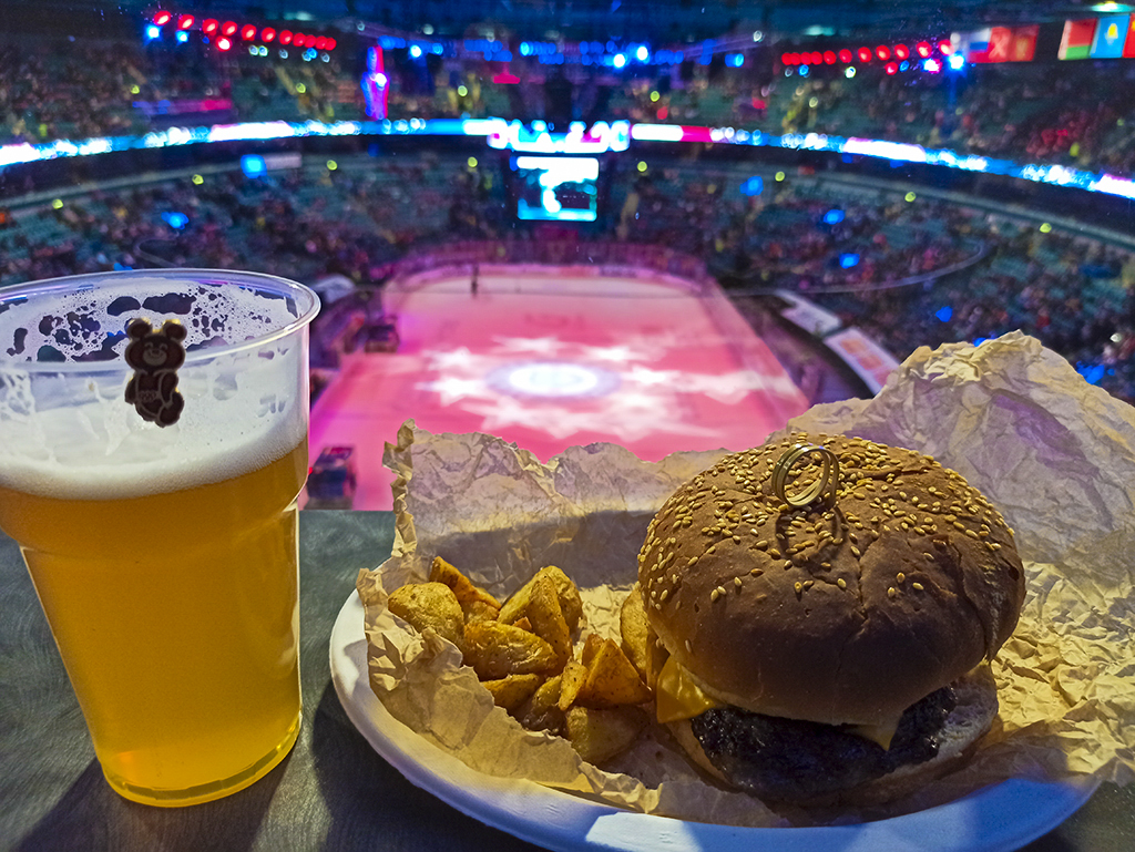 Буржуй. Ешь ананасы, рябчиков жуй