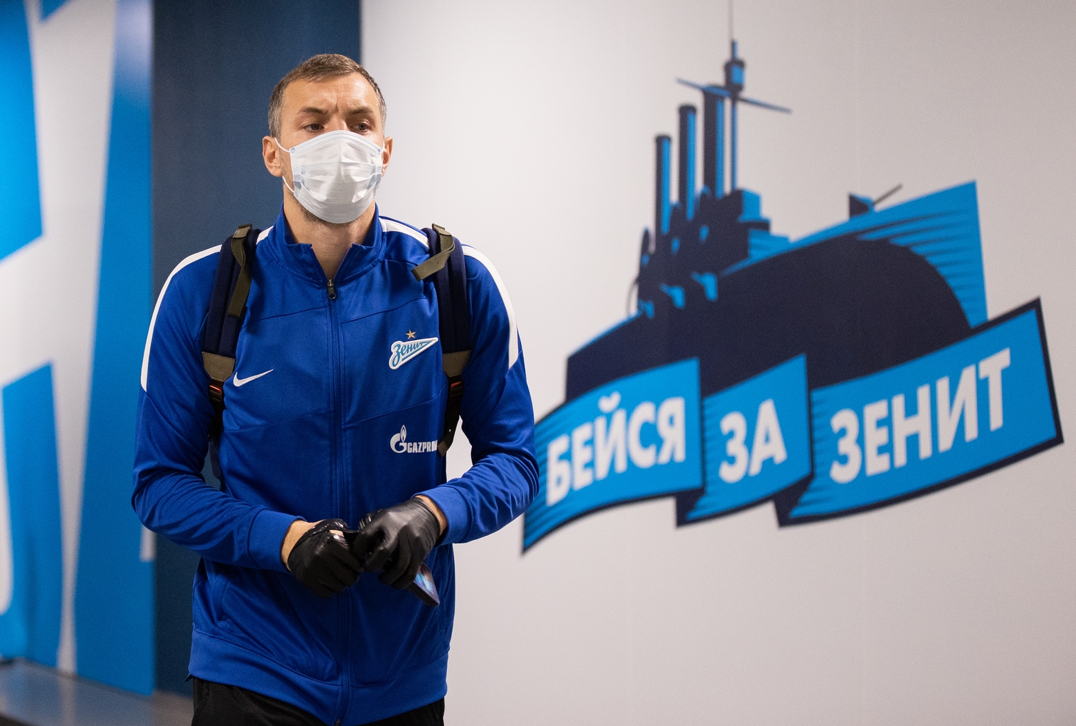 В историю можно вляпаться. Но если вошел в нее героем – героем и останешься