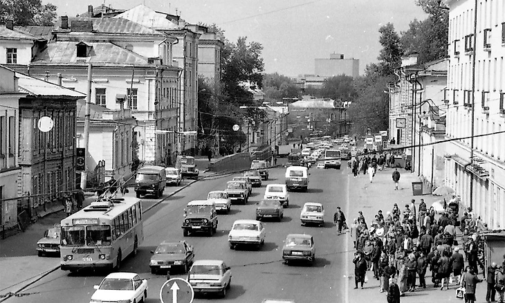 А Томск… Тогда размеренный областной город, зажатый между бескрайних Васюганских и Чулымских болот, где трудились в науке, нефтехимии, оборонке, а в пригороде сумрачный гений обогащал уран