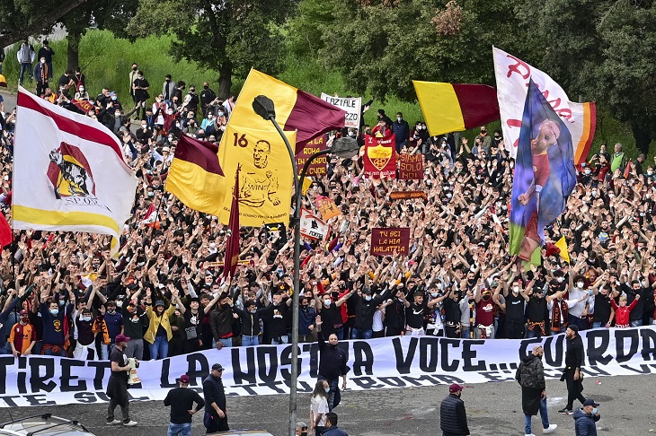 Сульшер сказал, что плохо знает «Рому». Римские тифози ему ответили – и мощно проводили команду в Манчестер