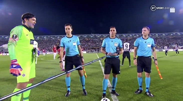 Магуайр впервые вышел с капитанской повязкой. Получилось неловко: забыл прийти на подбрасывание монеты, странно оправдался