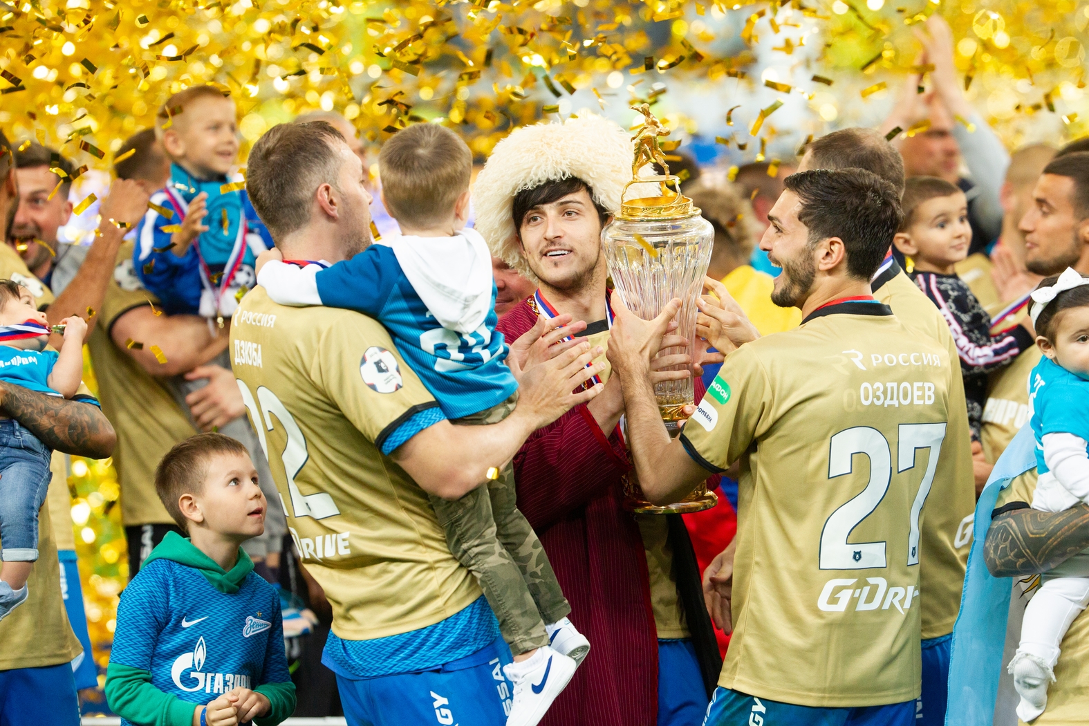 Сердар Азмун вышел на вручение кубка чемпиона России в туркменском национальном костюме