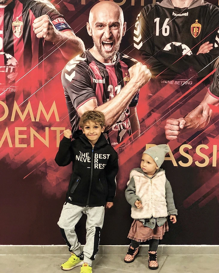 Ирина Дибирова в журнале "Быстрый центр". Жена Тимура, изображение №2