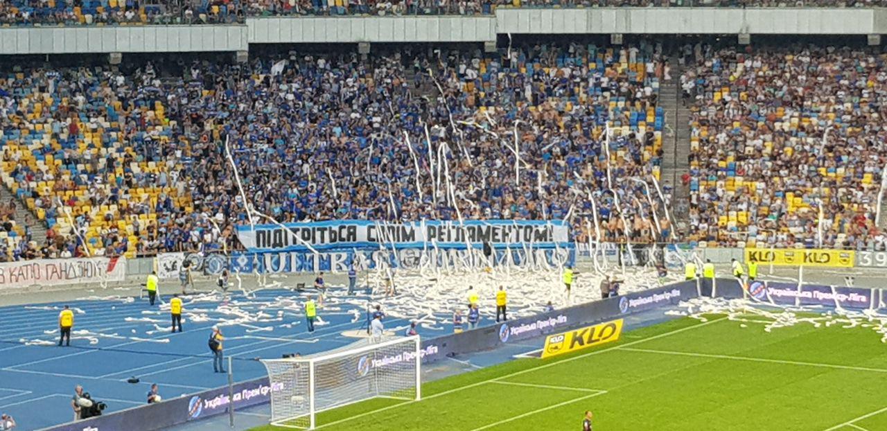 Туалетной бумаги не бывает много на матче Динамо Киев - Шахтер