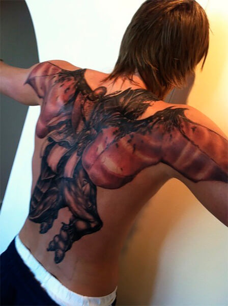 Татуировки на спине: значения, кто и зачем их делает