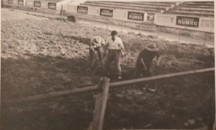 Укладка газона на стадионе в Вальекасе, 16 мая 1966 года