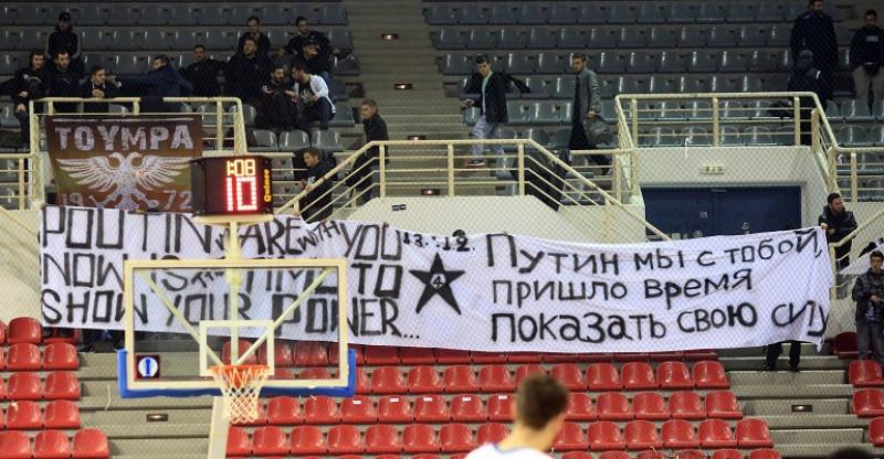 Украинские ультрас избили фанов ПАОК на заправке