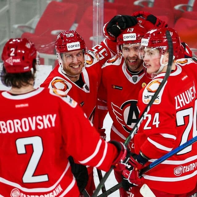 Сумасшедшая концовка матча КХЛ: «Автомобилист» и «Сочи» забросили 3 шайбы на последней минуте и ушли в овертайм🔥