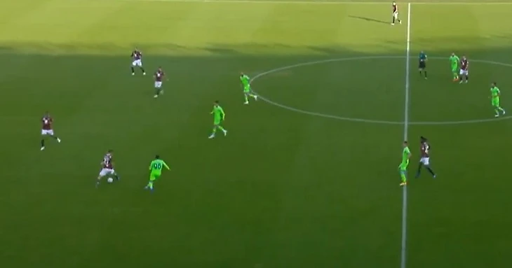 Войвода замешкался с мячом после плохого приема— в результате потеря и переход владения мяча к «Лацио», после которого они забьют гол