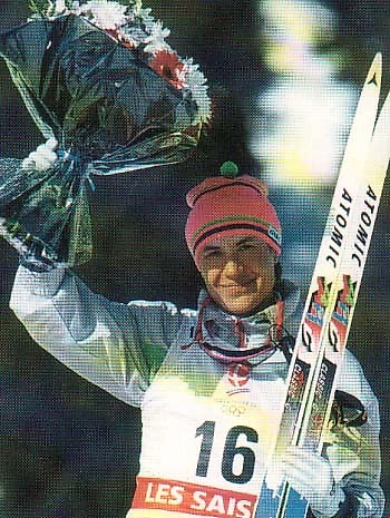 Любовь Егорова с лыжами и букетом - 16