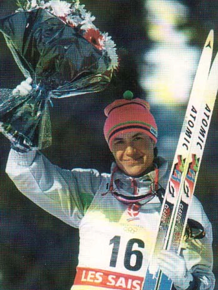 Любовь Егорова с лыжами и букетом - 16