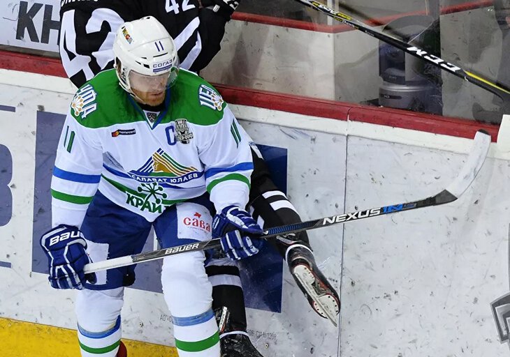 Панин просто жестит: вырубил соперника локтем и подрался. После этого у «Салавата» не осталось шансов спасти матч