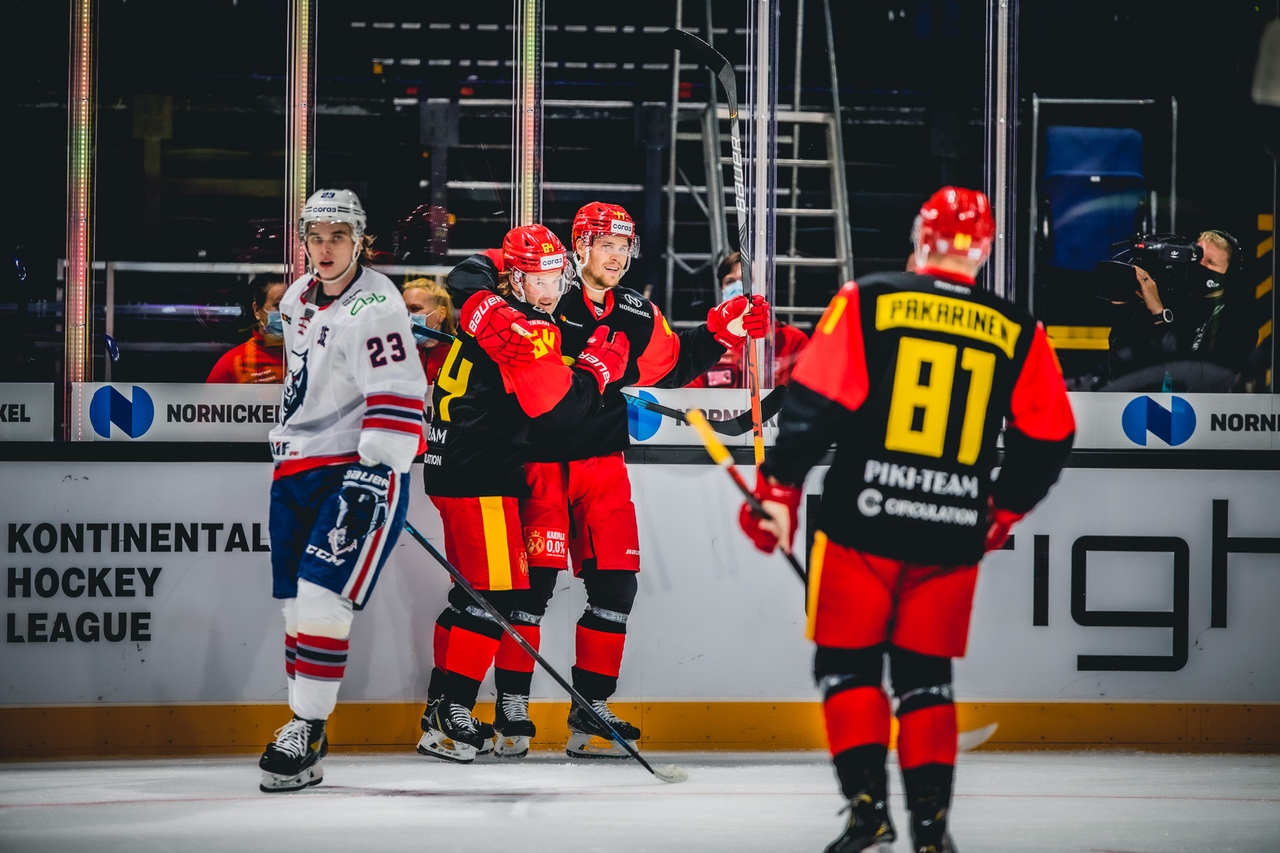 Лучший защитник КХЛ-2020 на время вернулся из «Торонто» и уже выбил 3+1 в двух матчах