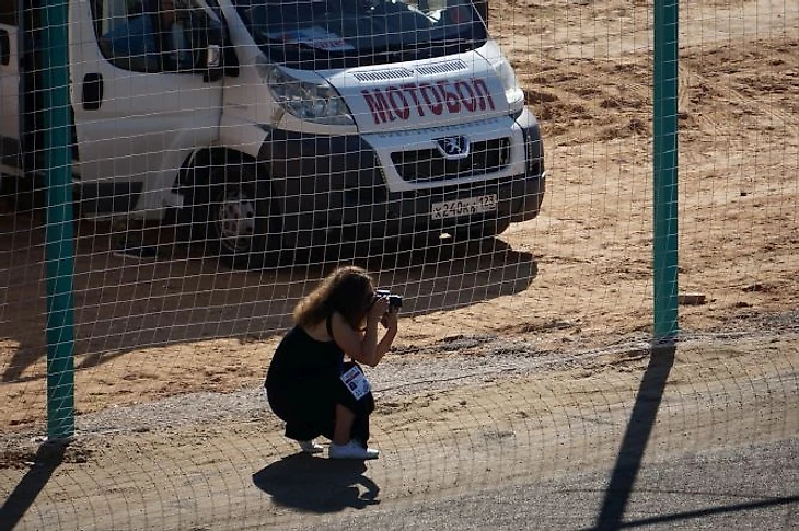Девушка-фотограф на матче в Коврове