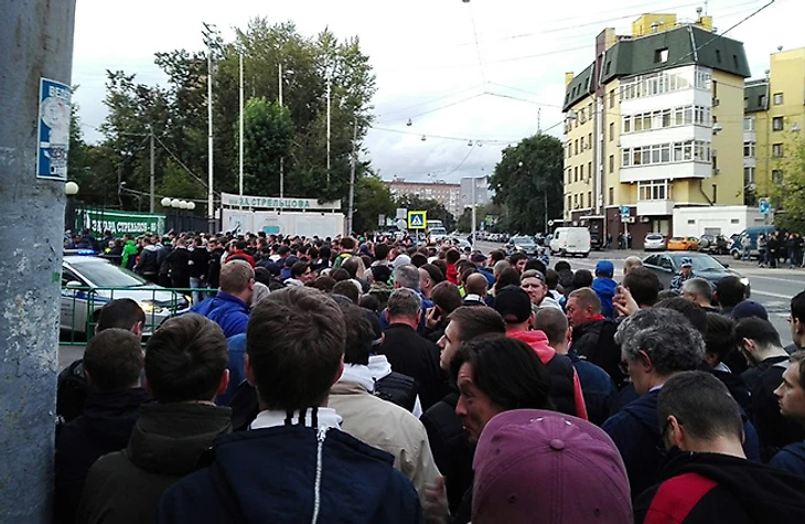 Очереди болельщиков перед матчем Торпедо