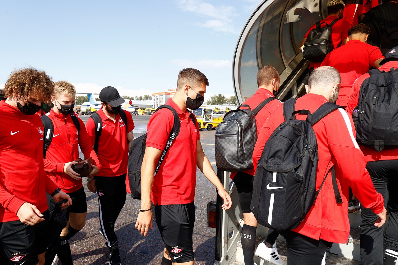 Удачного сезона, красно-белые! «Спартак» отправился в Казань