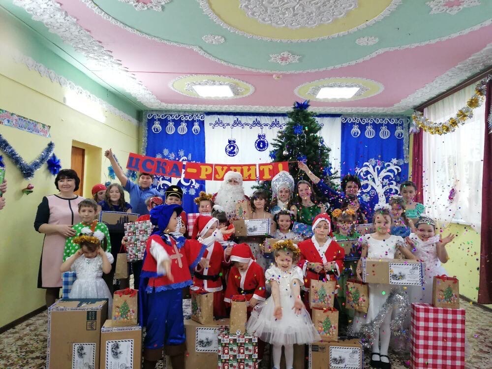 Фанаты российских клубов привезли новогодний праздник в детские дома и социальные центры