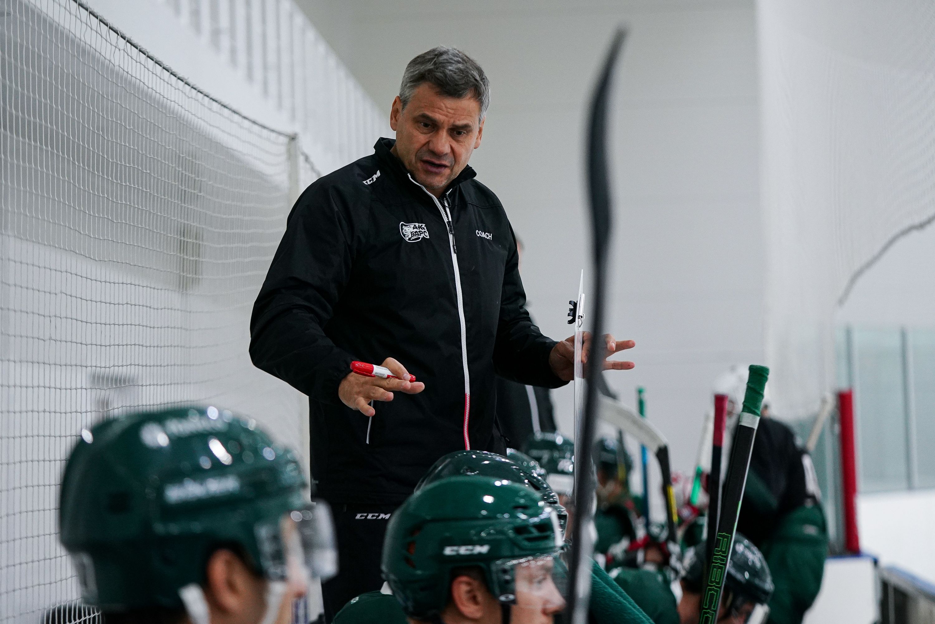 «Кирилл, забьешь сегодня, да? А что именно – мышцу или гол?». Квартальнов жжет с микрофоном на двусторонке «Ак Барса»