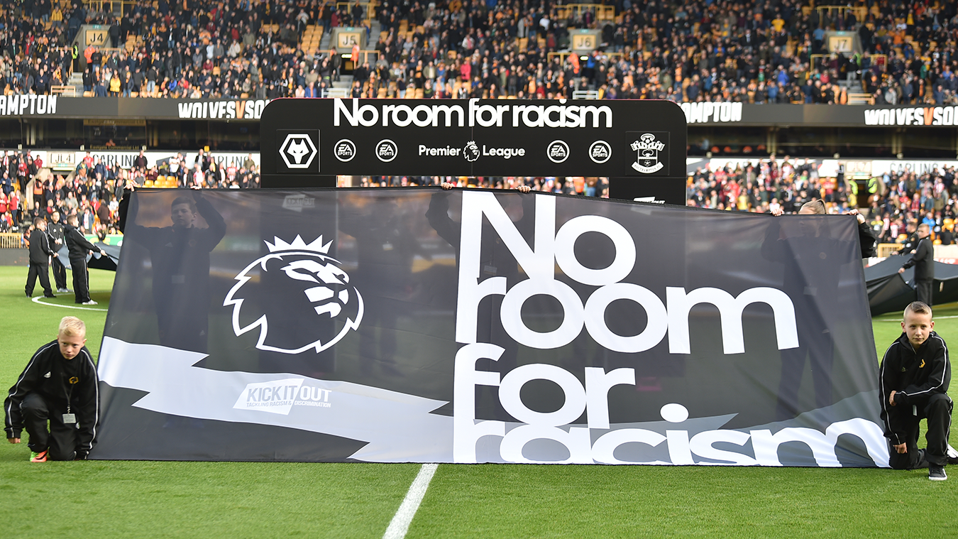 Англия ужесточает борьбу с расизмом. За кричалки фанов могут закрыть стадион, за лайк в соцсетях – бан на 3 игры