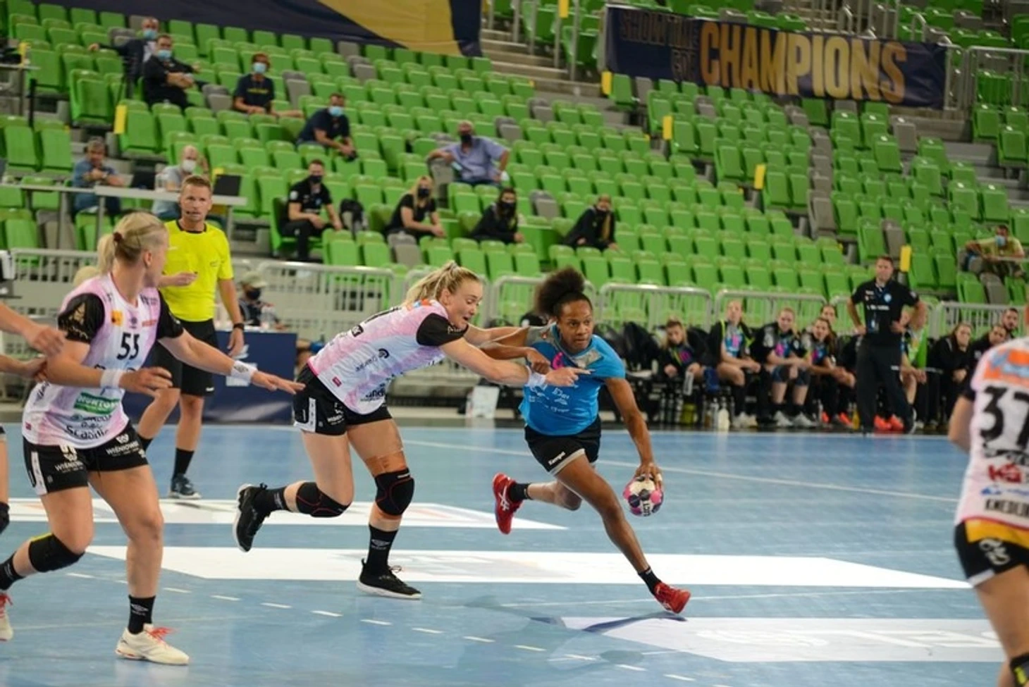 Лига чемпионов. "Гадюки" жалят и в гостях. Хейди Леке лучше всех. Нура Мерк забрасывает тоже, изображение №2