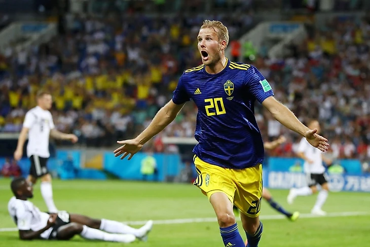 Ола Тойвонен бежит праздновать гол в ворота сборной Германии | Getty Images