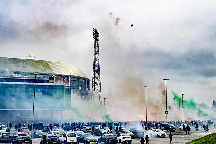 Фанаты «Фейеноорда» поджидали автобус «Аякса» и жгли фаеры прямо возле стадиона. Кажется, все из-за бывшего капитана