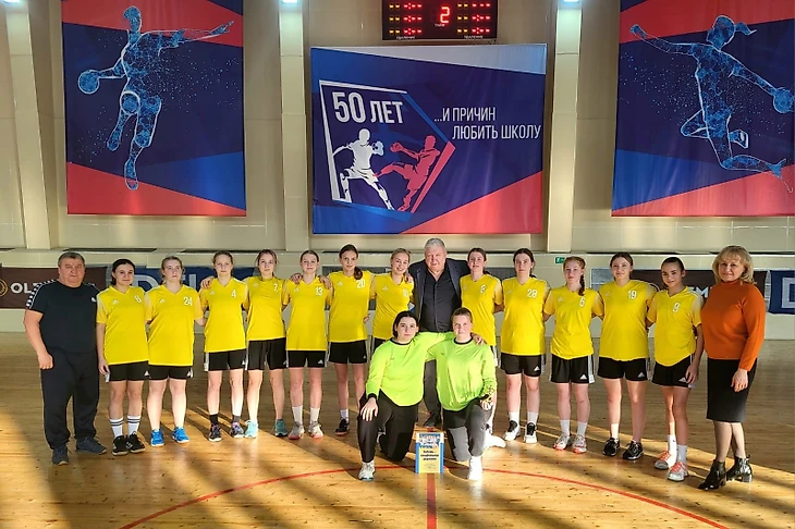 Команда девушек 2007 г. р. — с легендарным Евгением Трефиловым