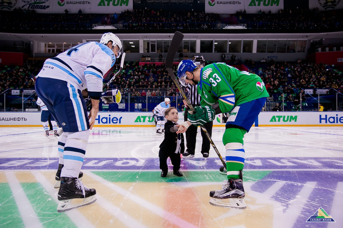 Символическое стартовое вбрасывание производит победитель шоу «Голос. Дети» Данил Плужников