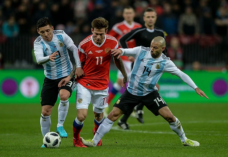 Смолов обыгрывает