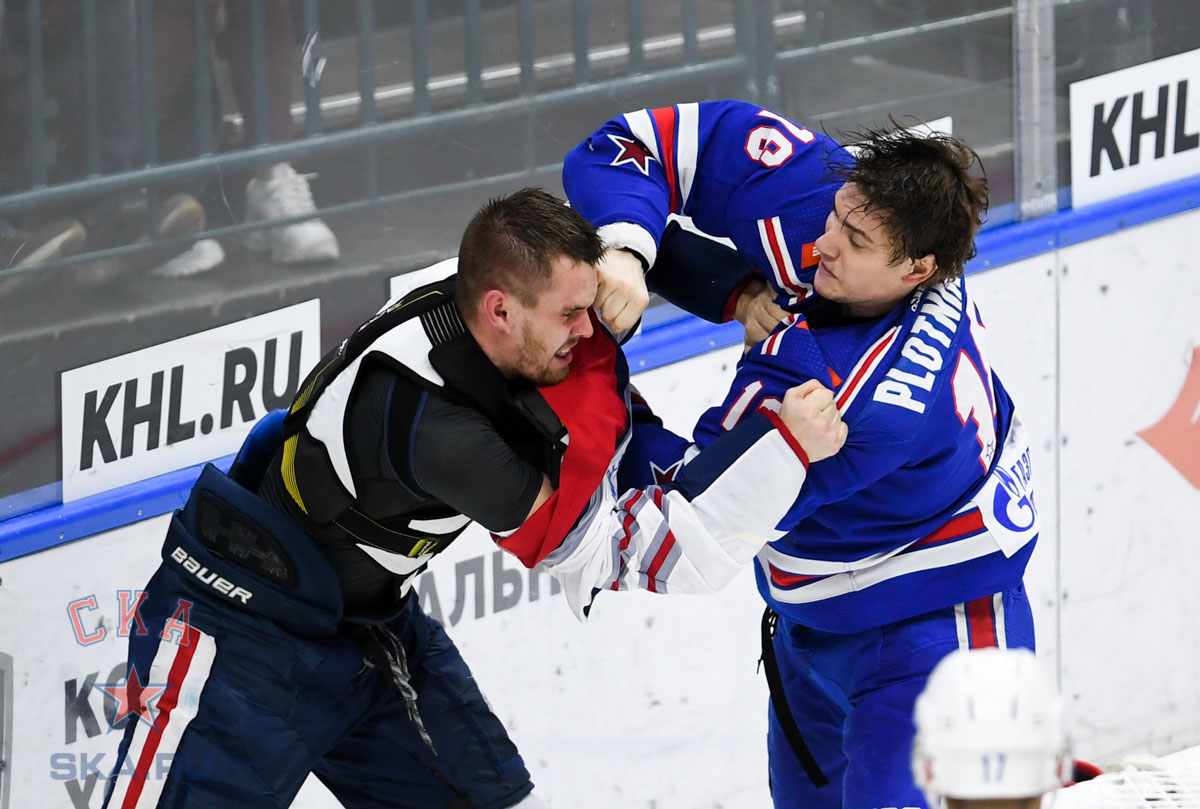 Капитан СКА подрался с защитником &#171;Нефтехимика&#187;: обменялись неплохими ударами и закончили в партере