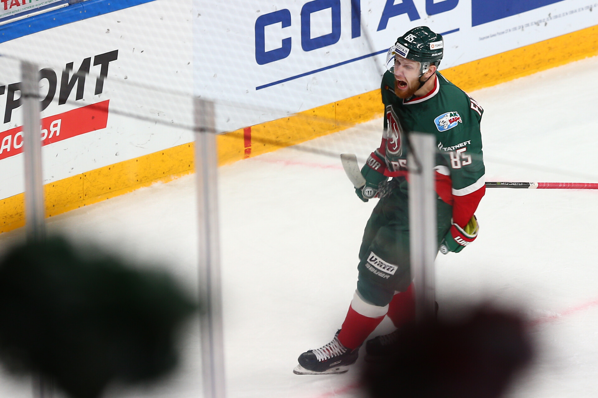 В КХЛ опять забили броском через всю площадку. Мы уже сбились со счету &ndash; в какой раз