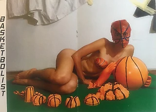 Художница с волосатыми ногами и оранжевые мячики